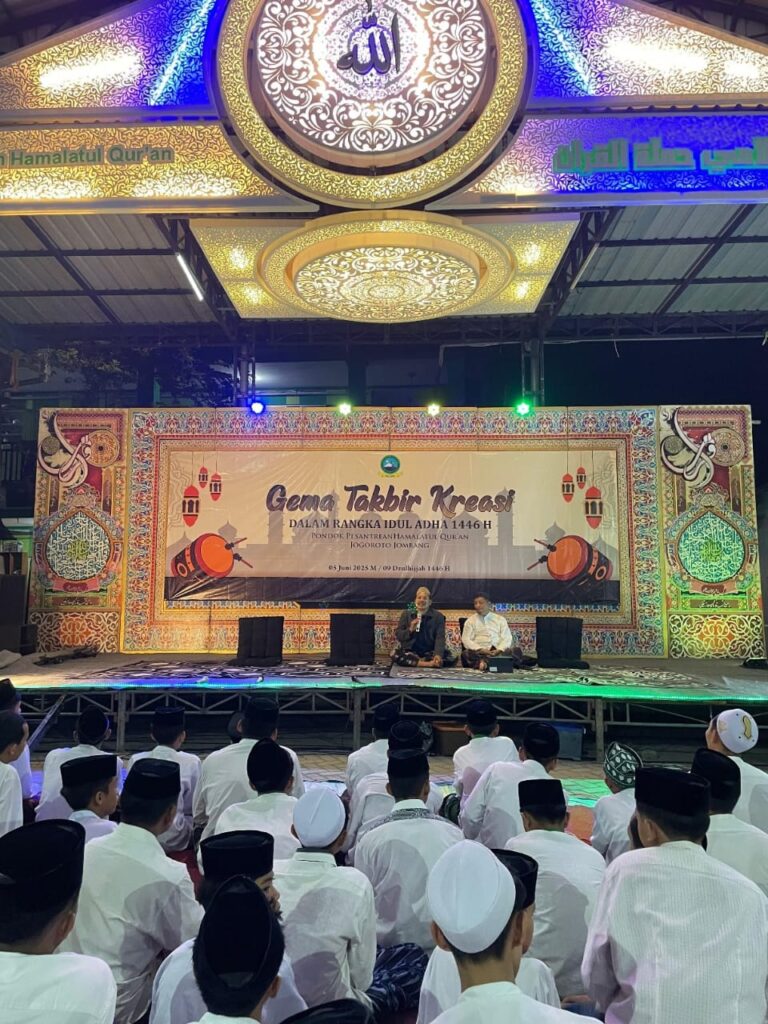 Foto: KH Ainul Yaqin SQ dan Purnawirawan Polda Jatim AKBP KH. Guritno di Halaman PP Hamalatul Qur'an Jogoroto Jombang