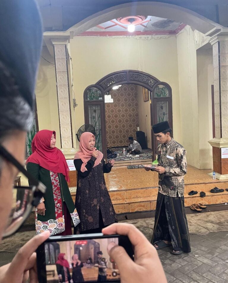 Pendiri, Pengasuh PP Hamalatul Qur'an. Ibu Nyai Nur Kholidah dan Ibu Endang Wahyuni (Psikologis)