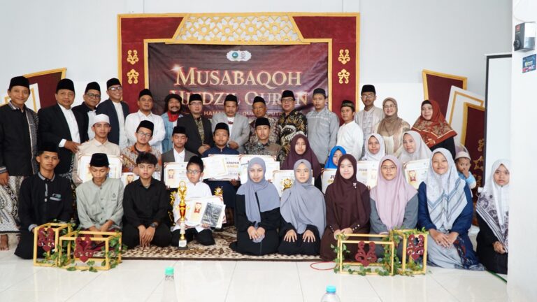 Foto: Para Juara MHQ di PPHQ Putri Asy Syahadah Bersama Pengasuh, Juri dan Tamu Kehormatan (Dok. Infokom PPHQ)